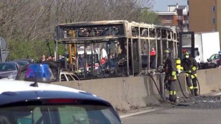 Hombre secuestra e incendia autobús con estudiantes en Italia, sin heridos