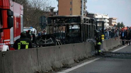 Hombre secuestra e incendia autobús con estudiantes en Italia, sin heridos