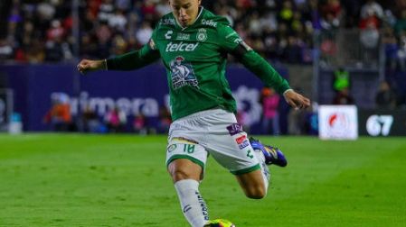 James Rodríguez a punto de enviar un pase. (Mexsport)