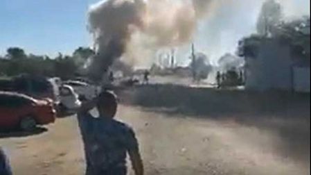 Momento en el que pescadores apedrean las instalaciones de la Semar. Imagen: Captura de video
