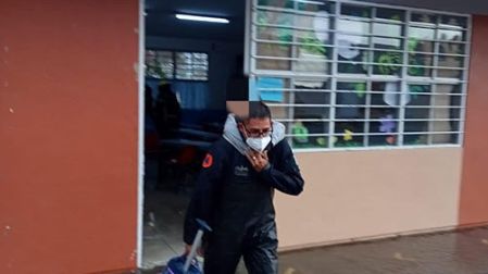 Niño es evacuado de escuela inundada