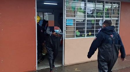 Niño es evacuado de escuela inundada