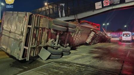 Volcadura de tráiler en Circuito.