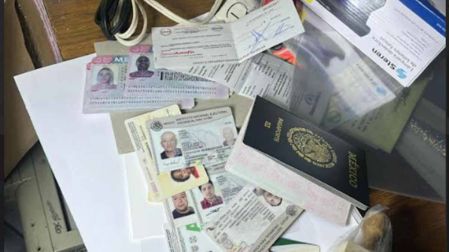 Autoridades incautan grandes cantidades de documentos apócrifos, droga y equipo especializado en la falsificación