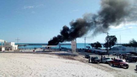 Las lesiones a 'El Kiki' provocaron disturbios en el Sector Naval de San Felipe, que fue atacado con piedras y proyectiles por pescadores ilegales, quienes también prendieron fuego a camionetas, vehículos particulares y el predio donde la Profepa resguardaba embarcaciones (Fotos: Cuartoscuro / Especial)