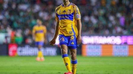 Guido Pizarro, como actual mediocampista de Tigres, durante el Clausura 2025 de la Liga MX. (Mexsport).
