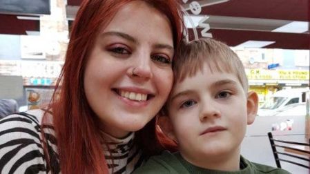 Escuela obliga a niño autista a usar chaleco reflejante