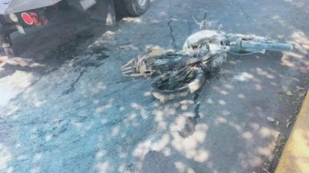 La motocicleta dañada por el borracho