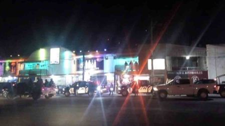 Balean autobús desde auto en movimiento en Hidalgo