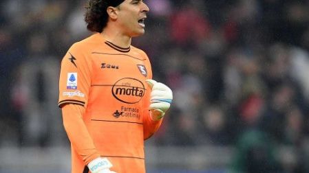 Memo Ochoa mantiene una racha de 4 partidos sin recibir gol en Serie A.