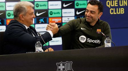 Joan Laporta y Xavi Hernández
