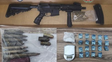 Armas y droga sobre una mesa