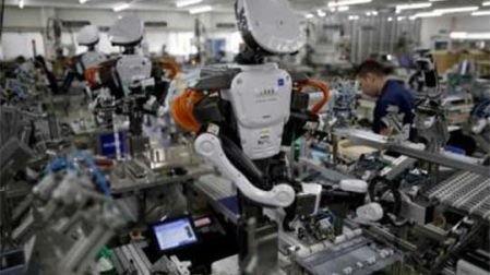 Robot en una fábrica