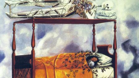 Pintura surrealista de Frida Kahlo titulada El sueño (La cama), creada en 1940. La imagen muestra a una mujer dormida en una cama de madera mientras un esqueleto decorado con flores yace sobre una plataforma justo encima de ella, en un fondo nebuloso y onírico.