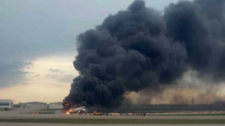 Se incendia avión en Rusia