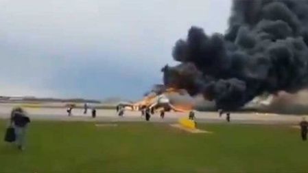 Se incendia avión en Rusia