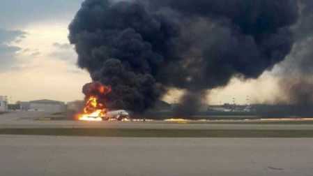 Se incendia avión en Rusia