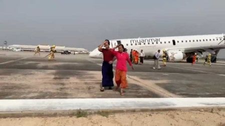 Avión aterriza de panza tras quedar sin ruedas delanteras