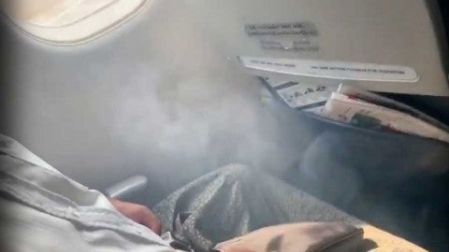 Avión aterriza de panza tras quedar sin ruedas delanteras