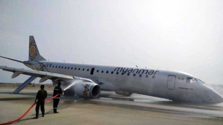 Avión aterriza de panza tras quedar sin ruedas delanteras