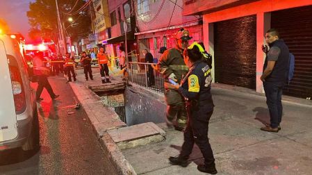 Conductor pierde el control de vehículo y cae a desnivel en Tlalpan