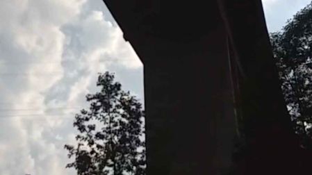 El puente mide aproximadamente 50 metros de altura.
