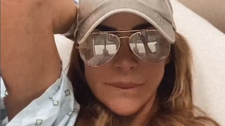 Aylín Mujica con gorra, lentes y bata de paciente dentro de hospital/Aylín Mujica sintió dolor en abdomen durante programa de televisión/Instagram @aylinmujic