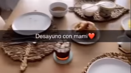 Historia de Aylín Mujica comedor con platos en mesa/Instagram Aylín Mujica sintió dolor en abdomen durante programa de televisión/Instagram @aylinmujic