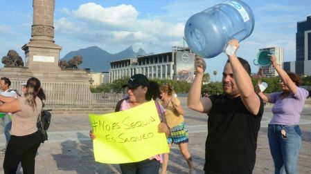 Habitantes de Nuevo León protestan con sartenes y cacerolas por falta de agua