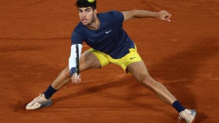 El segundo set entre Carlos Alcaraz y el estadunidense Sebastian Korda se definió en 'tiebreak'. (Reuters).