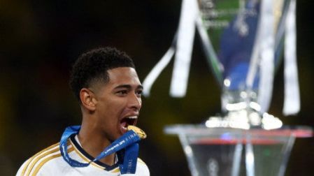 Jude Bellingham celebra con medalla colgada. (Reuters).
