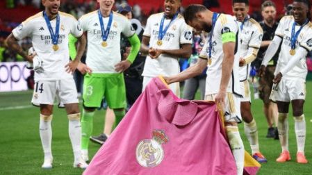 Nachos y futbolistas de Real Madrid celebran título de Champions League. (Reuters).
