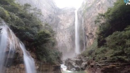 Cascada abastecida de tubería de agua.