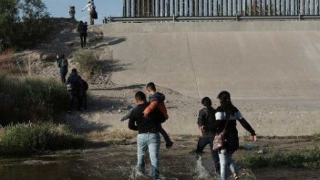 EU reporta récord de migrantes detenidos en frontera con México