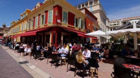 Francia reabre cafés y museos tras cierre de 6 meses