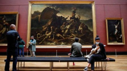 Francia reabre cafés y museos tras cierre de 6 meses