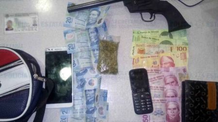 A los detenidos se les encontró dinero, una pistola y droga. 