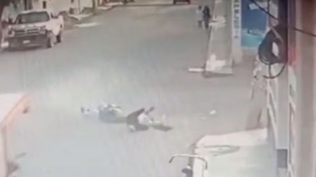 Perros atropellan a mujeres.