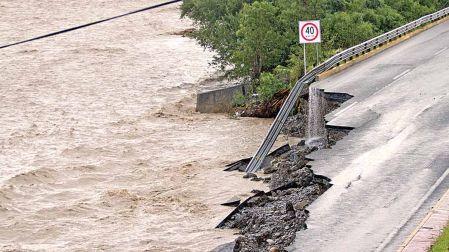 Río desbordado en Nuevo León.