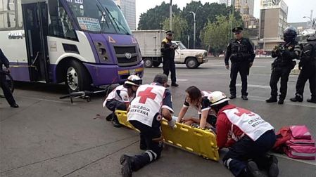 Se pasa el semáforo y atropella a ciclista en Reforma