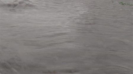 Vehículo atrapado por la inundación registrada en Tizayuca
