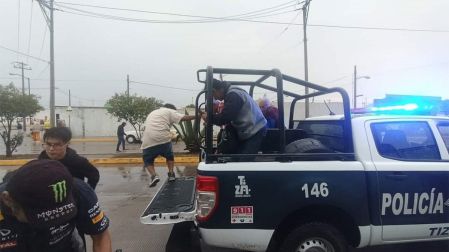 Policías trasladan en sus patrullas a ciudadanos de Tizayuca tras las fuertes lluvias de este fin de semana