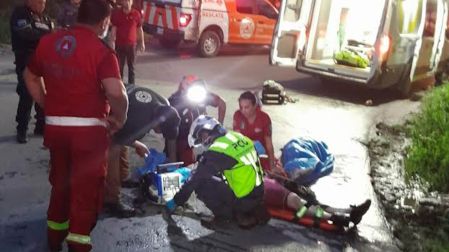 Rescate de madre e hija tras volcadura en presa La Boca, NL. (Cortesía)
