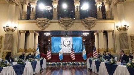 Harris se reúne con presidente de Guatemala; abordan trata y corrupción