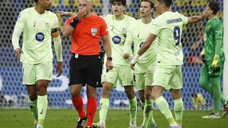 Jugadores del Barcelona reclamando al árbitro. (Reuters)