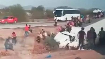 Tráiler con más de 130 migrantes sufre accidente en Sonora; reportan 14 lesionados