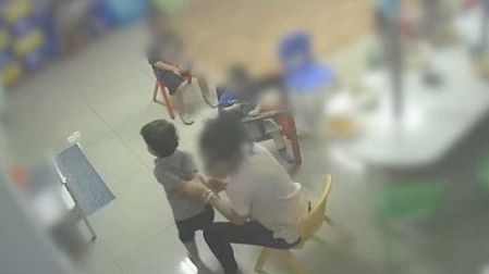 Maestra golpeadora desata ira nacional en Israel y hasta queman su casa