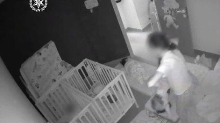 Maestra golpeadora desata ira nacional en Israel y hasta queman su casa