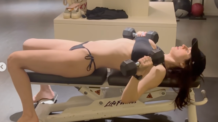 Alexandra Daddario/ en bikini haciendo ejercicio/ IG @alexandradaddario
