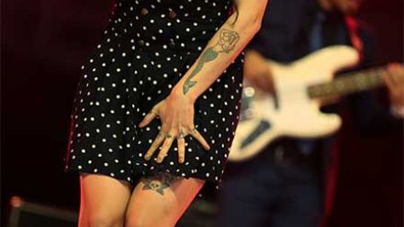 Tatuaje en el brazo de Mon Laferte